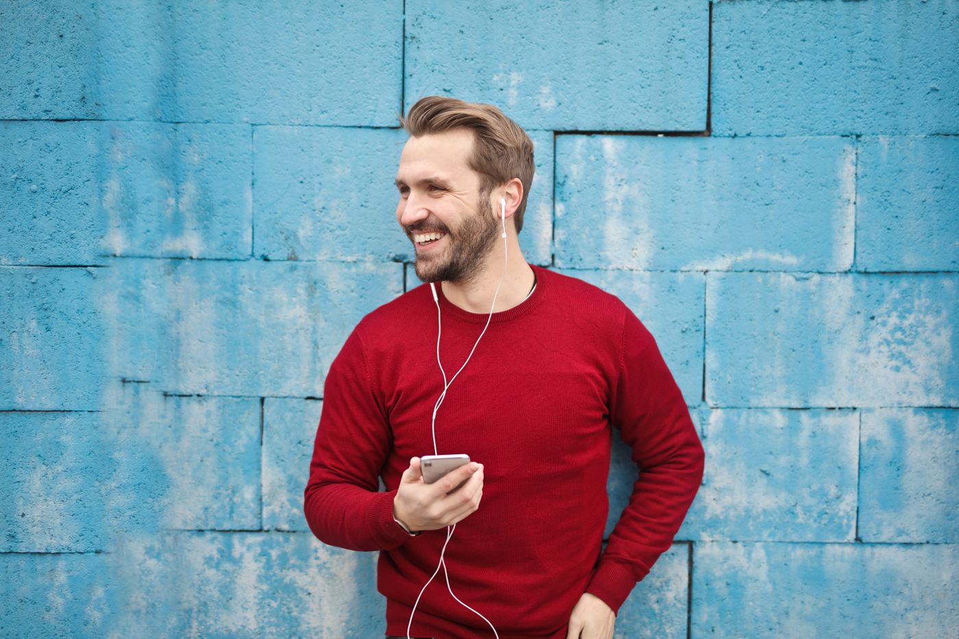 Mann prüft seine Versicherungen am Smartphone